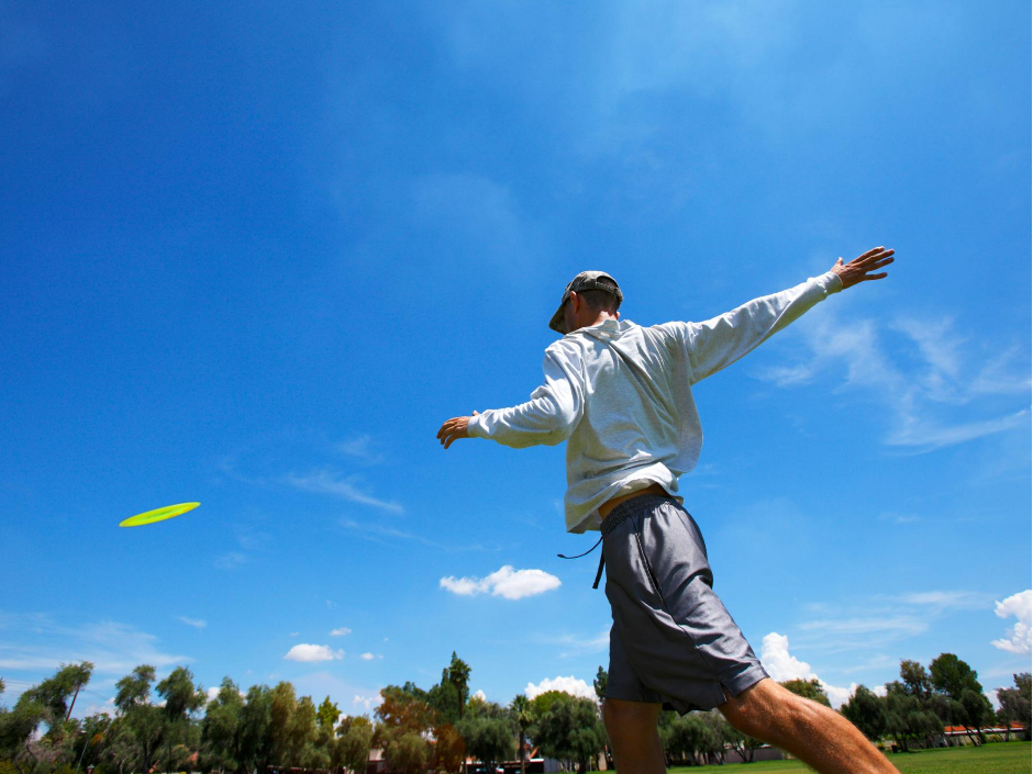 Man playing disc golf