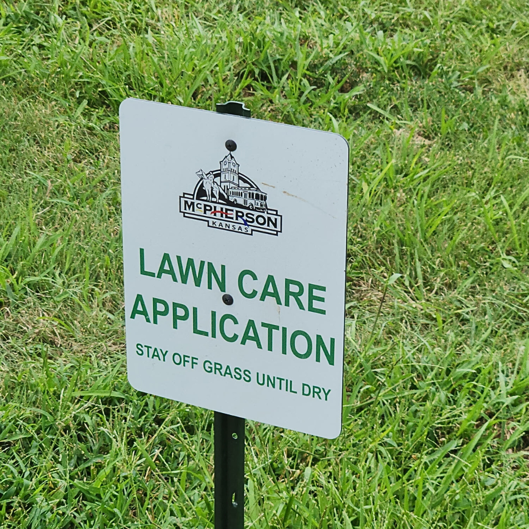 Picture of a sign that reminds people to stay off the grass 